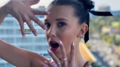 Millie Brown de Stranger Things adopte les lentilles de couleur grise et bleu sur Instagram